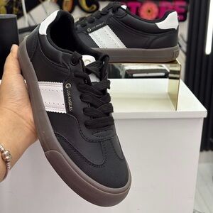 G By Guess Black White Low Top Sneakers Gum Sole Casual Streetwear Shoes 8.5 NWT